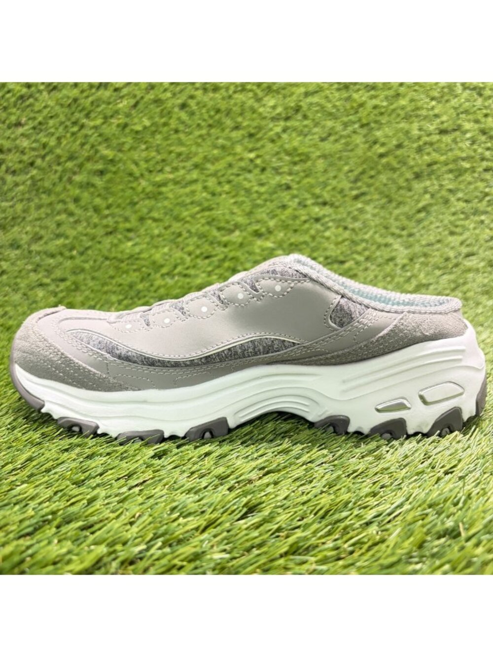 Skechers D'Lites Resilient Womens Size 7 Gray White Athletic Slip On Mule Shoes - Picture 2 of 9